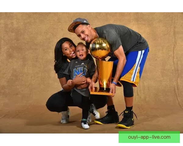 库里谈阿耶莎：她那份本能的冲劲与热情让我充满动力